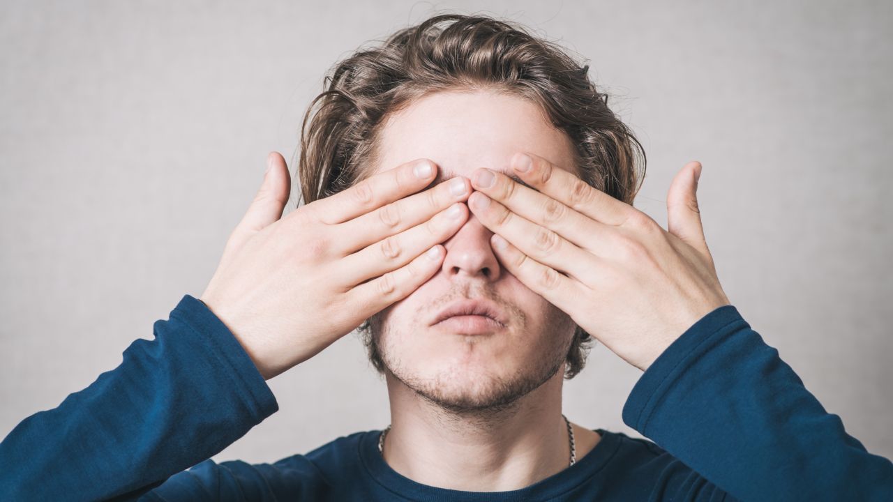 AE vender det blinde øje til udfordringen